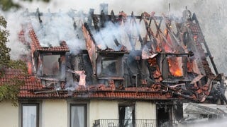 Feuer in einem Wohngebäude auf den Hessenhöfen bei Blaubeuren im Alb-Donau-Kreis. 