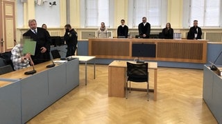 Die Prozessbeteiligten in einem Saal des Hechinger Landgerichts. 