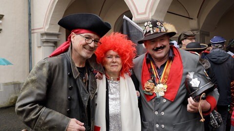 Bei der Verteidigung des Konstanzer Rathauses bekam OB Uli Burchardt (links) Unterstützung von Polizeipräsident Uwe Stürmer (rechts)