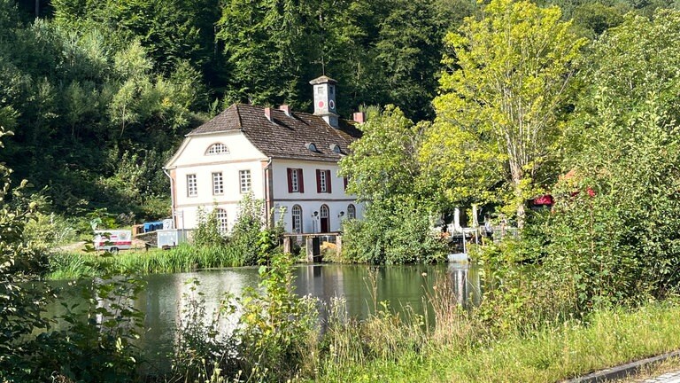 Vor dem Café Unterhammer liegt ein kleiner See, auf den die  Gäste blicken können. 