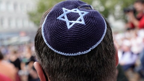 Ein Mann trägt die jüdische Kopfbedeckung Kippa