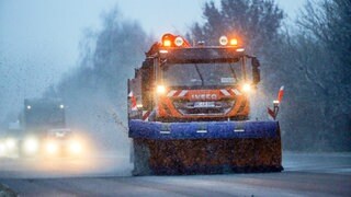 Ein Schneeräumfahrzeug im Einsatz (Symbolbild): Der Winterdienst bestreut die Straßen mit Salz. Die Nachfrage nach Streusalz bei den Salwerken Heilbronn ist momentan sehr hoch.