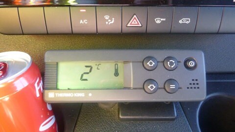 Das Thermometer in dem Transporter ist der Beweis: Statt bei mindestens minus 18 Grad sind die Lebensmittel bei plus 2 Grad transportiert worden. 