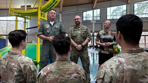 Drei Soldaten stehen vis a vis mit drei weiteren Soldaten in einer Schwimmhalle - in Ramstein haben Soldaten von US-Militär und Bundeswehr ein spezielles Sportabzeichen gemacht