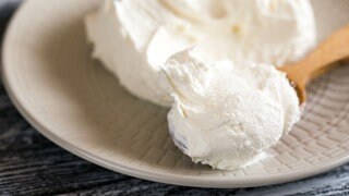 Frischkäse auf einem Teller