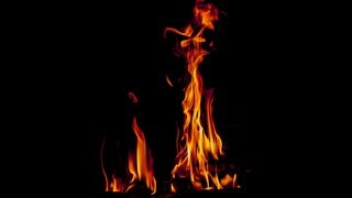 Flammen vor schwarzem Hintergrund