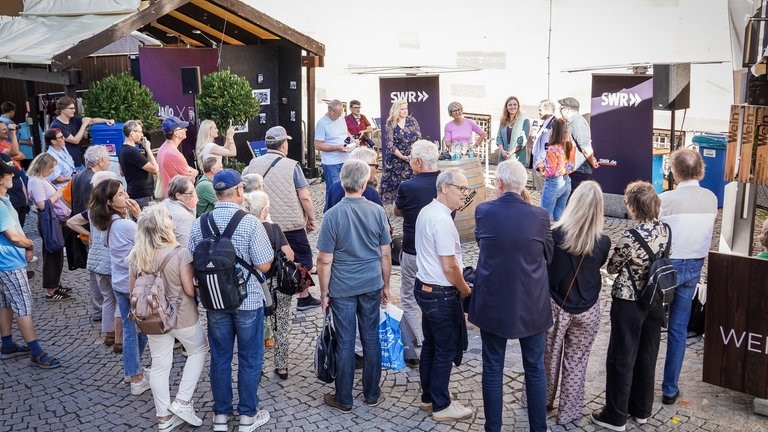zahlreiche Besucherinnen und Besucher zum Schillerplatz am Alten Schloss 