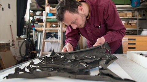 Mann in Atelier