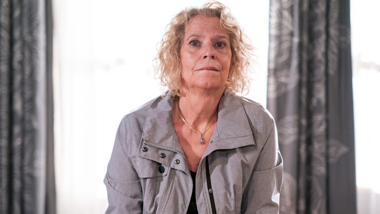 Kati (Christiane Bachschmidt) in der Wohnung ihrer Tochter