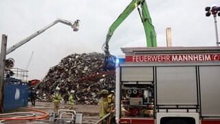 Feuerwehr löscht brennenden Schrotthaufen