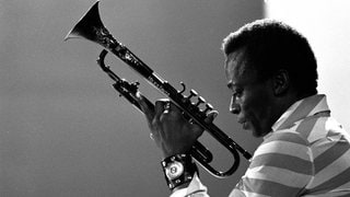 Musiker Miles Davis mit Trompete