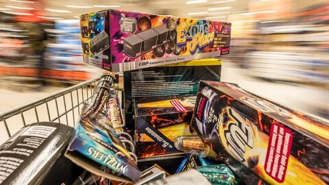 Ein Einkaufswagen mit Feuerwerk wird durch einen Supermarkt geschoben. Am Montag (29.12.) hat der Böllerverkauf begonnen. In Kehl gab es einen größeren Ansturm und auch direkt Zwischenfälle.