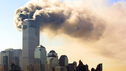 Blick über den Hudson River auf die brennenden Zwillingstürme des World Trade Centers in Manhattan am 11.09.2001.