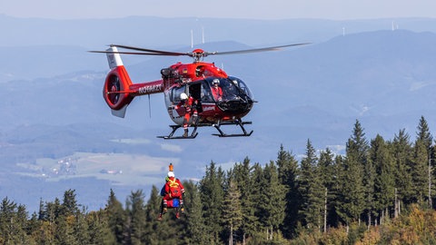 Ein Hubschrauber der Bergwacht im Einsatz im Schwarzwald.