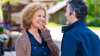 Bea (Christiane Brammer) und Manuel (Marco Canadea) verliebt hinterm Fallerhof