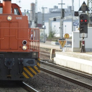 Ein Güterzug am Hauptbahnhof in Kaiserslautern (Symbolbild). Nach einem Angriff ist ein Mann von einem Güterzug mitgeschleift worden.