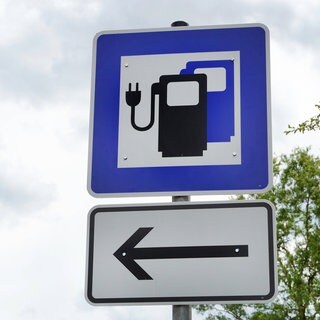 Hinweisschild für eine Tankstelle