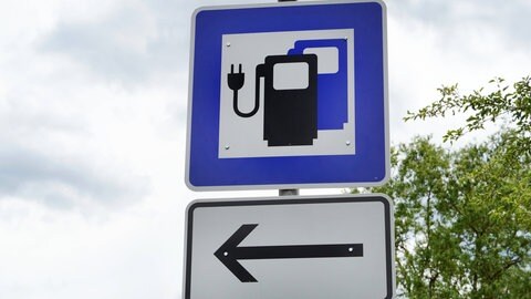 Hinweisschild für eine Tankstelle
