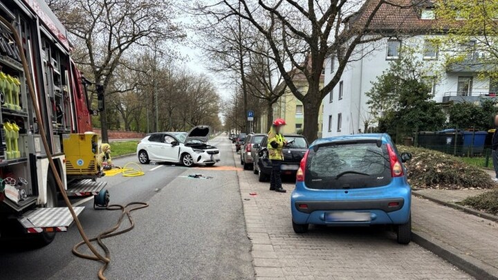 Bei einem Unfall in Kaiserslautern ist ein Auto in mehrere geparkte Autos gekracht und hat sich überschlagen