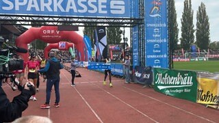 Marathon-Kronen gehen nach Kenia. Hosea Tuwei und Rholex Jelimo gewinnen beim 18. Drei-Länder-Marathon am Bodensee.