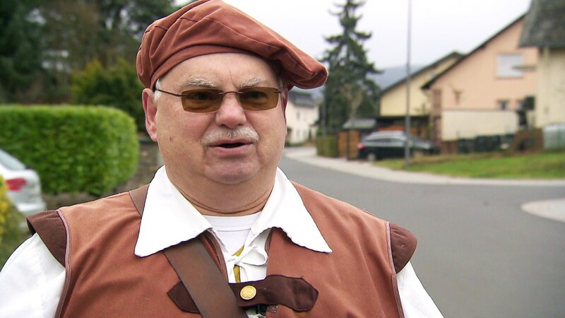 Barl - Ein Mann im Kostüm