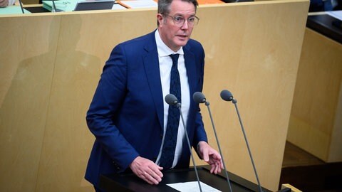 Ministerpräsident Alexander Schweitzer bei den Beratungen über das Investitonsprogramm der Bundesregierung im Bundesrat.