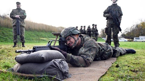 Rekruten bei der Gefechtsausbildung im Rahmen eines Medientages zur Basisausbildung bei der Bundeswehr.  Die ersten Fragebögen zum neuen Wehrdienst der Bundeswehr sind verschickt worden, auch an 18-Jährige in der Pfalz. Der Friedensbeauftragte der Evangelischen Kirche der Pfalz in Speyer, Gregor Rehm, berät sie bei ihrer Entscheidung. 