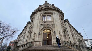 Der Eingangsbereich des Landgerichts Landau. Das Urteil im sogenannten Raser-Prozess ist jetzt rechtskräftig.