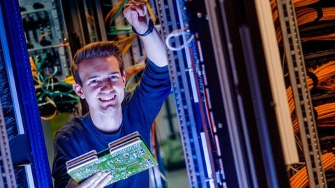 Das Bild zeigt einen dualen Studenten der InformatikInformationstechnik