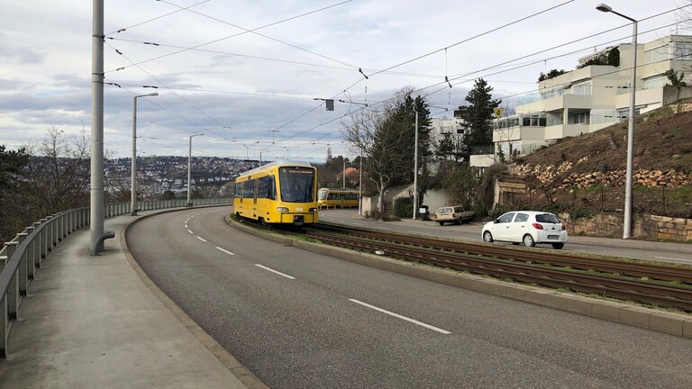 Stadtbahn als Panormabahn Richtung Fernsehturm – hier auf der Pischekstraße.