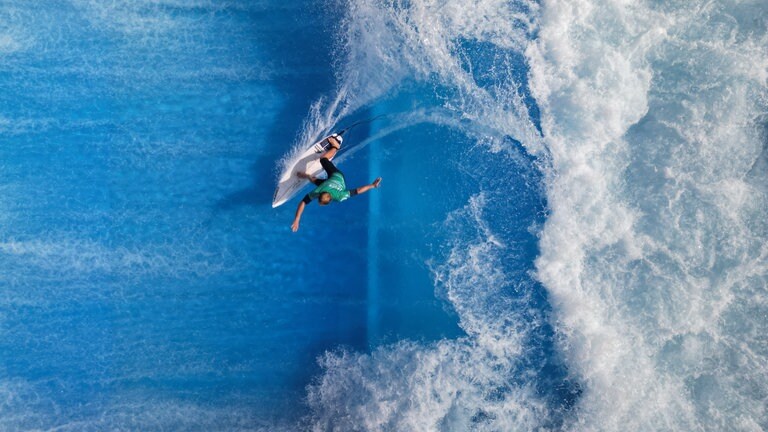 Surfer treten bei der Deutschen Meisterschaft im Rapid Surfen in Freiburg gegeneinander an.
