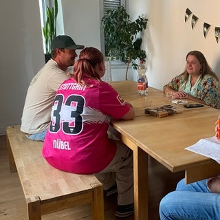 Zusammen am Tisch - Lara, 15, (*Name geändertlinks im Bild) in der Heim-WG. Hier hat sie ein neues Zuhause gefunden. 