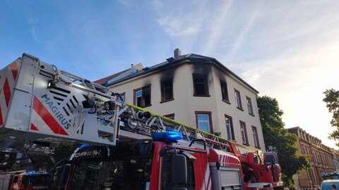 Feuer in einem Mehrparteienhaus in der Kaiserslauterer Innenstadt ausgebrochen. Drei Menschen wurden verletzt