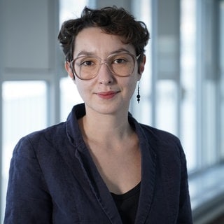 Melanie Holstein schaut in die Kamera und lächelt, sie ist multimediale Reporterin im SWR Studio Mannheim.