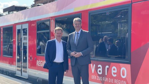 Zur Eröffnung der Strecke zwischen Gerolstein und Köln waren auch Bundesverkehrsminister Patrick Schnieder (CDU) und Bahnchef Richard Lutz in die Vulkaneifel gekommen.
