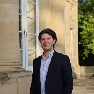 Lucas Reuter, Intendant Ludwigsburger Schlossfestspiele, schaut freundlich in die Kamera.