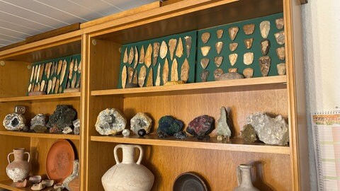 Siegbert Eickelkamp hat seine Steinzeit-Artefakte in seinem Büro so aufgestellt, dass er sie jeden Tag von seinem Schreibtisch aus sehen kann. 