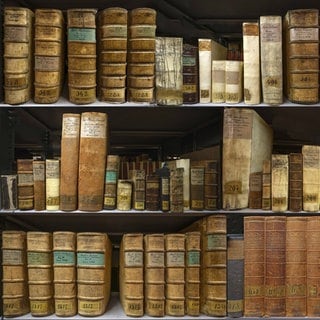 Antiquarische Bücher aus dem 13, 14, 15 und 16. Jhd, teilweisen in Schweinsleder gebunden.