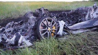 Die Überreste eines bei Leutkirch (Kreis Ravensburg) verunglückten Sportwagens liegen nach einem Unfall an einem Feld.