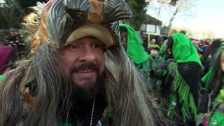 Fastnachtsumzug in Remseck. Organisator René Weller trägt ein Faschingskostüm.