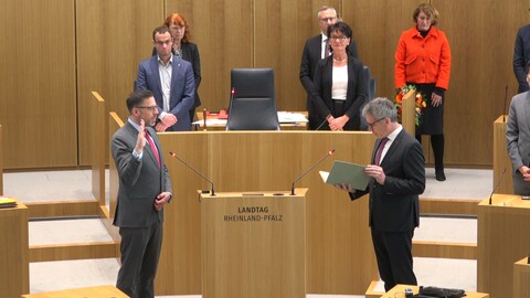 Philipp Fernis wird als Justizminister im Landtag vereidigt.