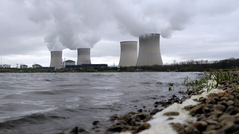 Das drittgrößte Atomkraftwerk Frankreichs in Cattenom wird mit seinen vier Kühltürmen noch mindestes zehn Jahre weiter laufen.