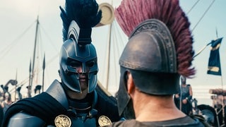 Benny Safdie als Agamemmnon und Matt Damon als Odysseus (r.) in Christopher Nolans "Die Odyssee"
