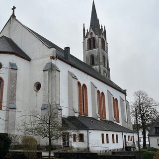 Die Kirche St. Martinus in Hermeskeil im Kreis Trier-Saarburg wird vorerst nicht saniert. Dem Bistum Trier und der Pfarrgeminde fehlt das Geld. 