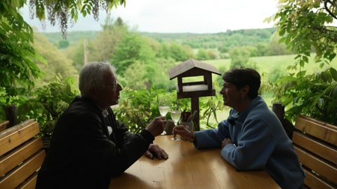 Sonja Faber-Schrecklein ist in Pfinztal und stößt mit einem Wein mit Hans Weiß an.