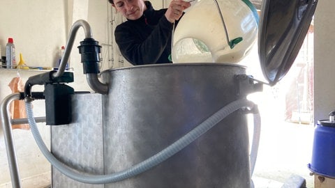 Das sogenannte Milchtaxi, ein Mobil mit Milch, erleichtert die Arbeit: Die Bäuerin muss nicht mehr kübelweise Milch zu ihren Kälbern schleppen.