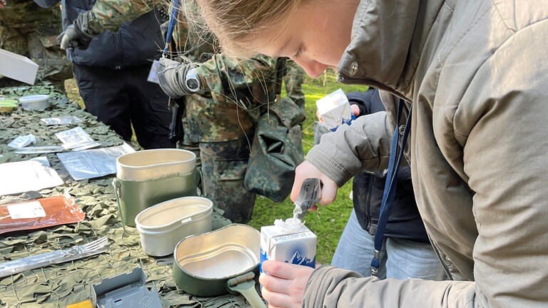 Mit Wasser aus dem Tetrapack werden die Trocken-Lebensmittel zubereitet und essbar. 