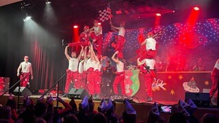 Das Mendinger Männerballett die "Johannishöfer" tanzen ihre aktuelle Choreografie zum Thema Rennsport.