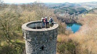 Holger Wienpahl und Zuschauerinnen auf dem Wanderweg