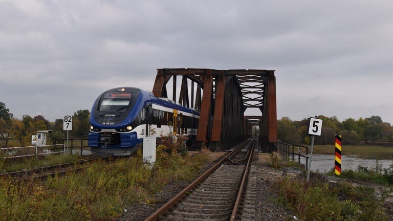 PESA Link SA 139 der NEB an der Grenzbrücke bei Küstrin